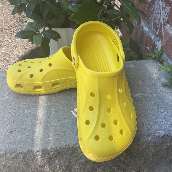 New yellow CROCS - Picture 3 of 7